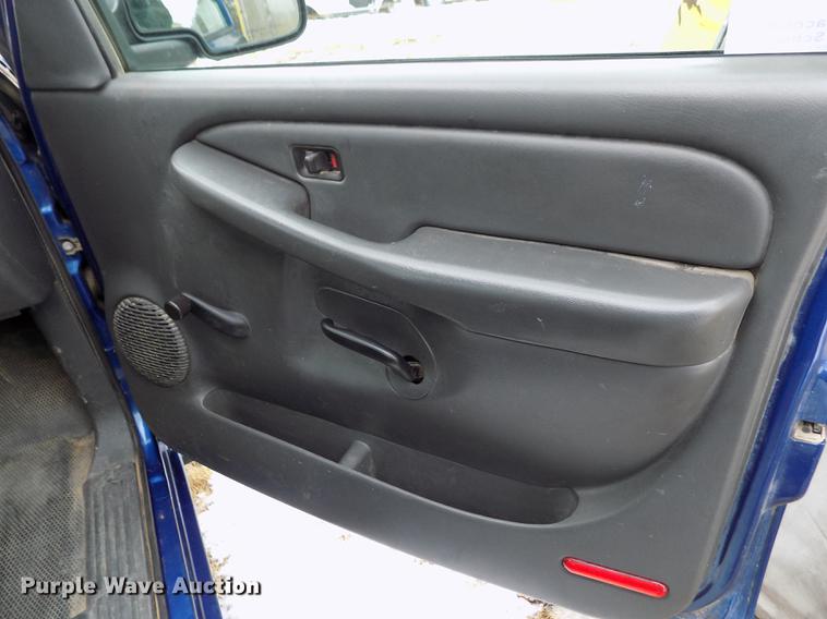 image for item DE0448 2004 Chevrolet Silverado 1500 pickup truck