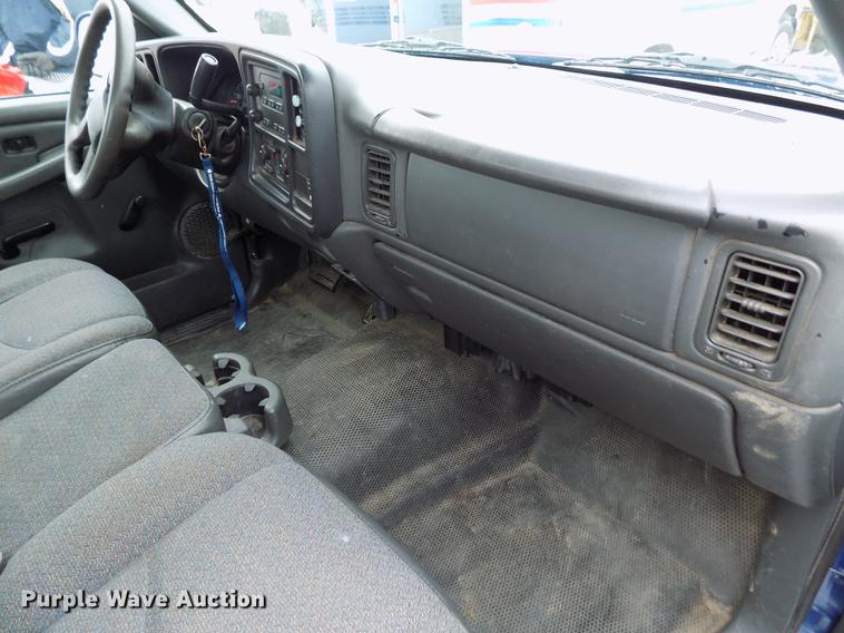 image for item DE0448 2004 Chevrolet Silverado 1500 pickup truck