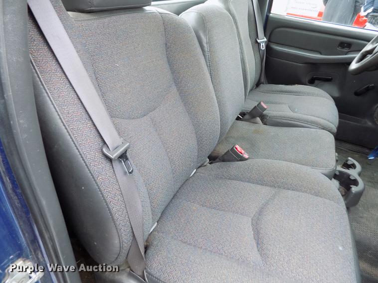 image for item DE0448 2004 Chevrolet Silverado 1500 pickup truck