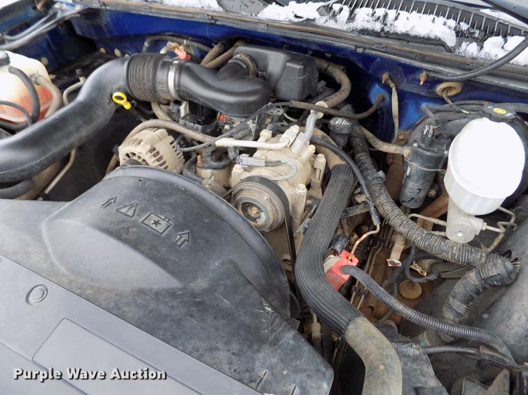 image for item DE0448 2004 Chevrolet Silverado 1500 pickup truck