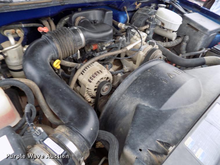 image for item DE0448 2004 Chevrolet Silverado 1500 pickup truck