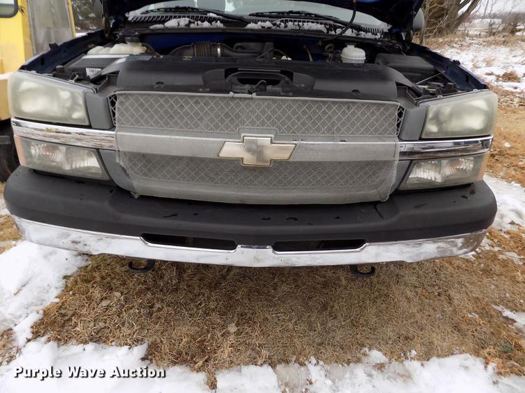 image for item DE0448 2004 Chevrolet Silverado 1500 pickup truck