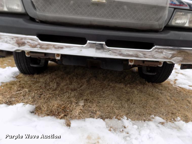 image for item DE0448 2004 Chevrolet Silverado 1500 pickup truck