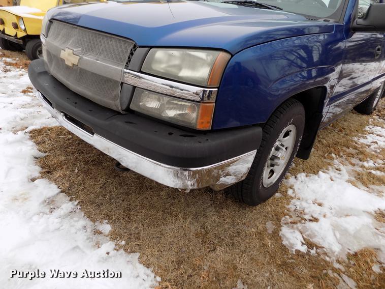 image for item DE0448 2004 Chevrolet Silverado 1500 pickup truck