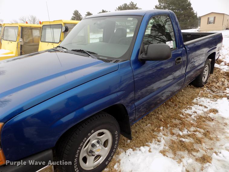 image for item DE0448 2004 Chevrolet Silverado 1500 pickup truck