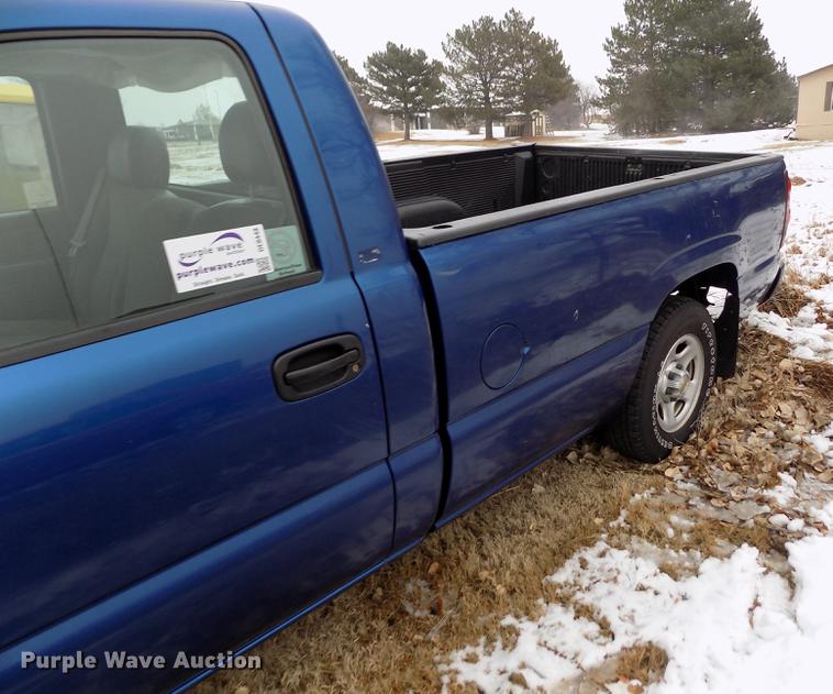 image for item DE0448 2004 Chevrolet Silverado 1500 pickup truck