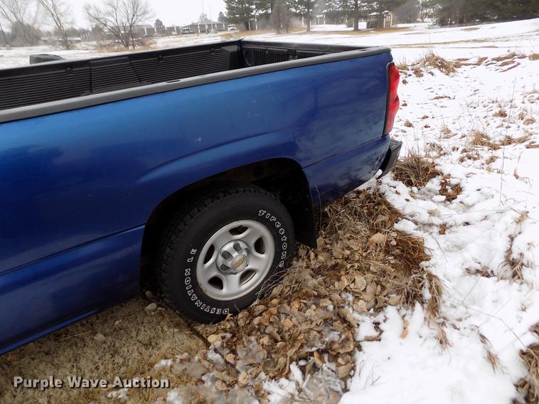 image for item DE0448 2004 Chevrolet Silverado 1500 pickup truck