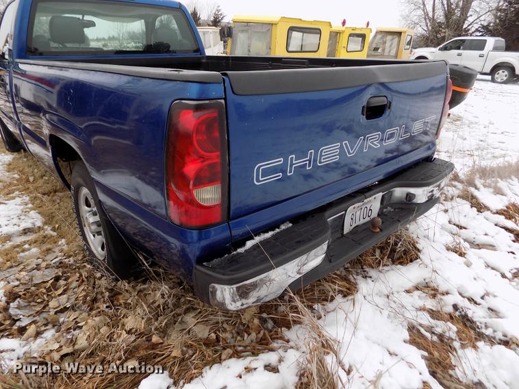 image for item DE0448 2004 Chevrolet Silverado 1500 pickup truck