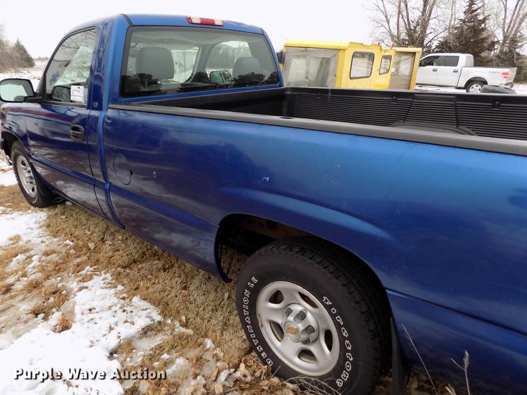 image for item DE0448 2004 Chevrolet Silverado 1500 pickup truck