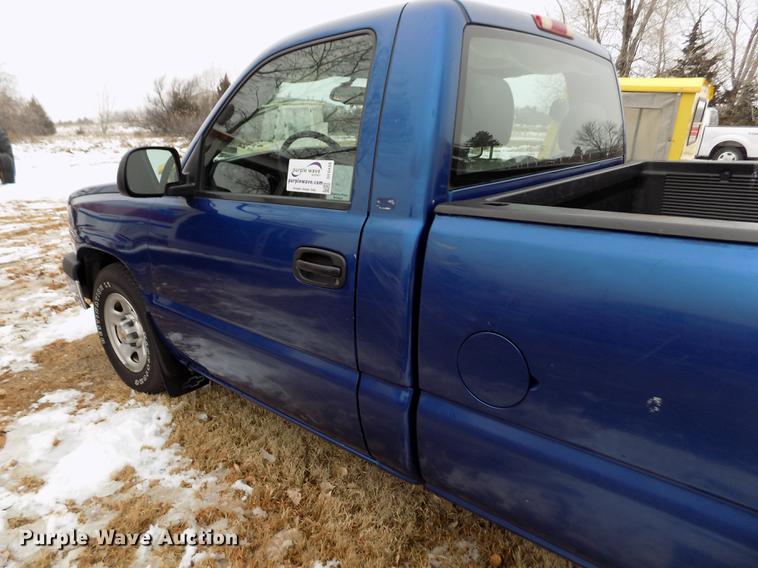 image for item DE0448 2004 Chevrolet Silverado 1500 pickup truck