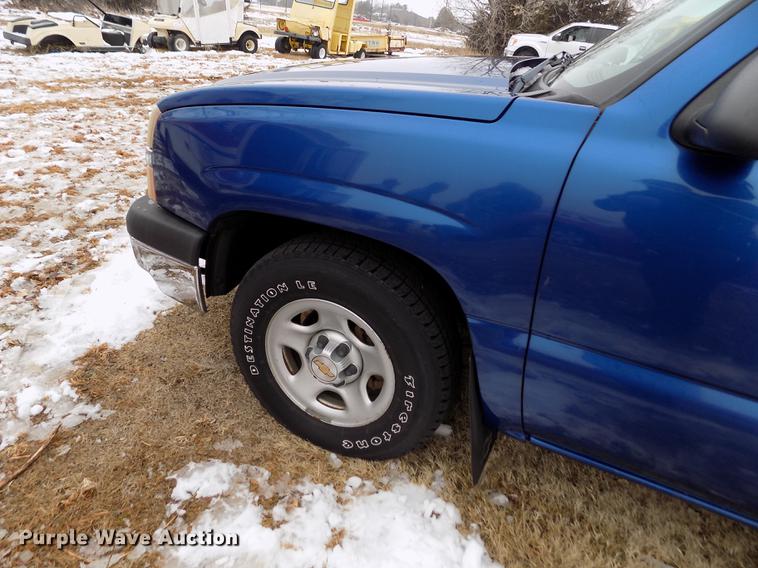 image for item DE0448 2004 Chevrolet Silverado 1500 pickup truck