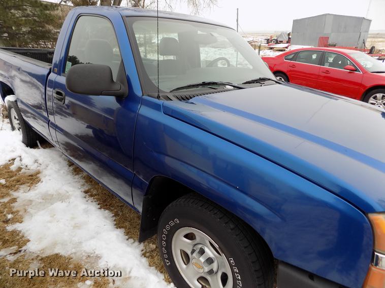 image for item DE0448 2004 Chevrolet Silverado 1500 pickup truck