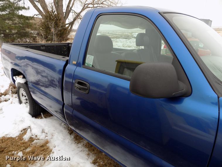 image for item DE0448 2004 Chevrolet Silverado 1500 pickup truck