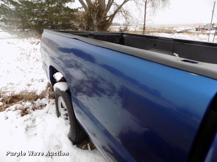 image for item DE0448 2004 Chevrolet Silverado 1500 pickup truck