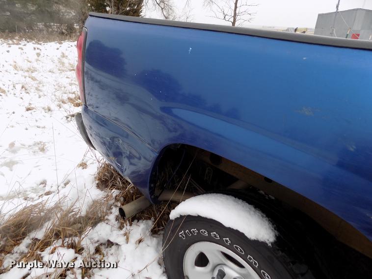 image for item DE0448 2004 Chevrolet Silverado 1500 pickup truck