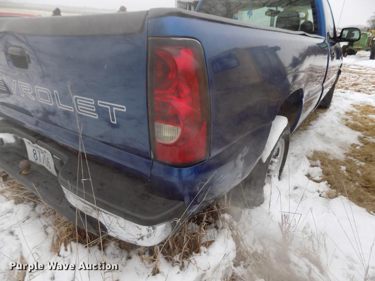 image for item DE0448 2004 Chevrolet Silverado 1500 pickup truck