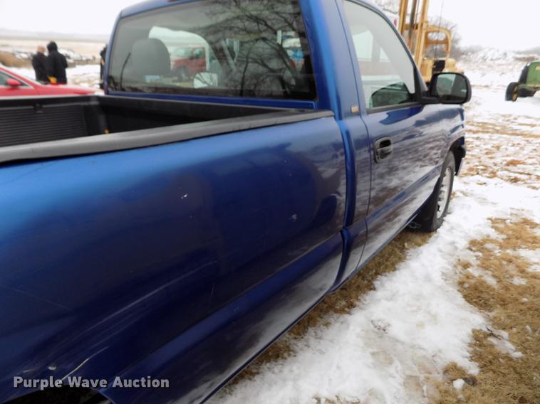 image for item DE0448 2004 Chevrolet Silverado 1500 pickup truck