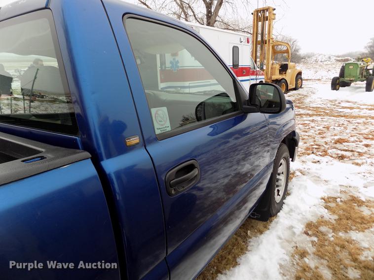 image for item DE0448 2004 Chevrolet Silverado 1500 pickup truck