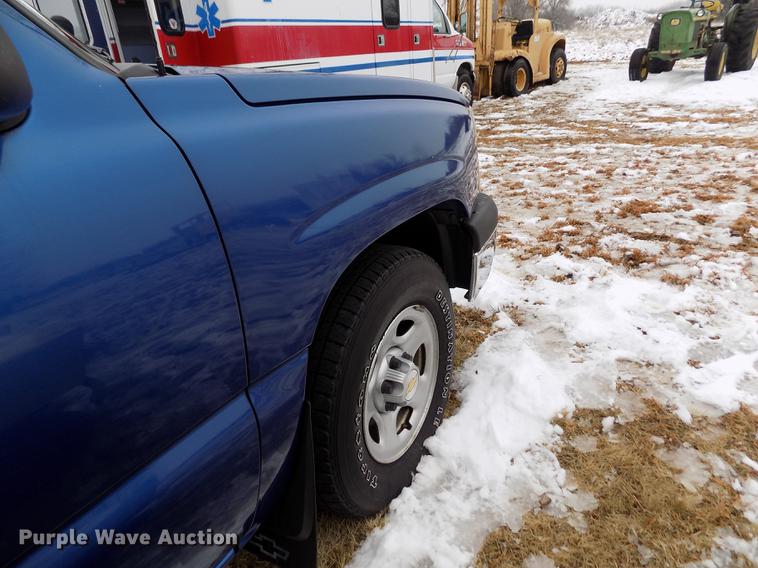 image for item DE0448 2004 Chevrolet Silverado 1500 pickup truck