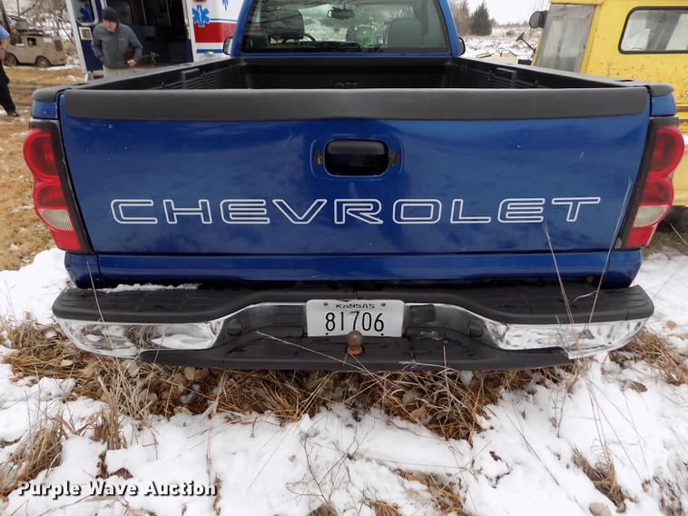 image for item DE0448 2004 Chevrolet Silverado 1500 pickup truck