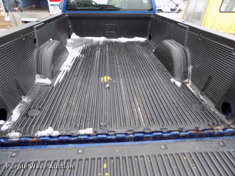 image for item DE0448 2004 Chevrolet Silverado 1500 pickup truck