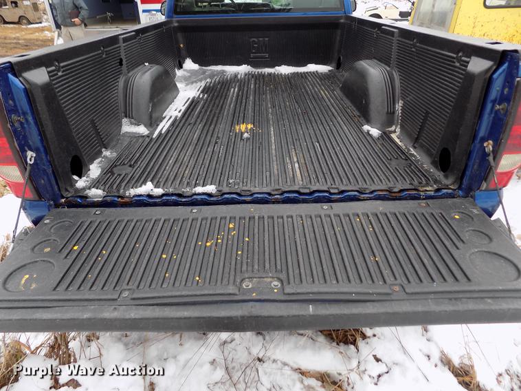 image for item DE0448 2004 Chevrolet Silverado 1500 pickup truck