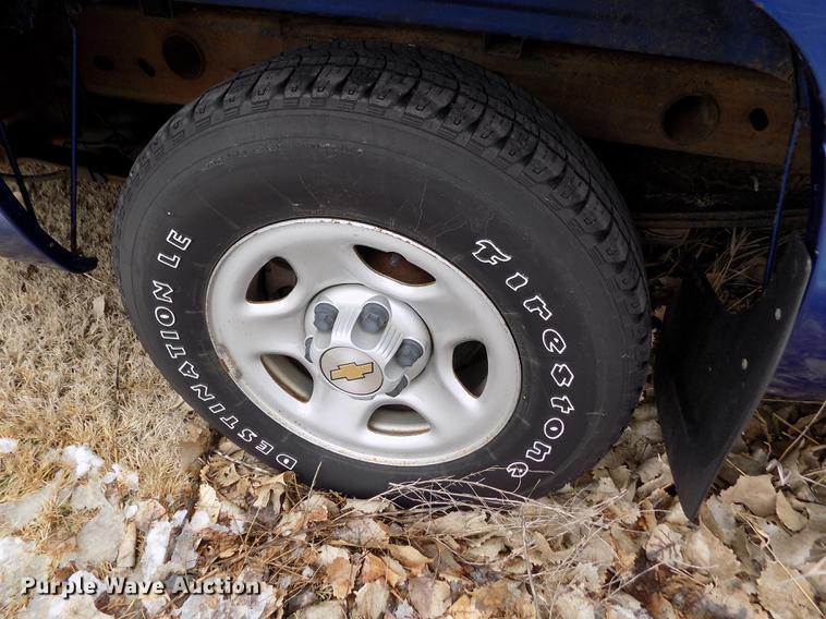 image for item DE0448 2004 Chevrolet Silverado 1500 pickup truck