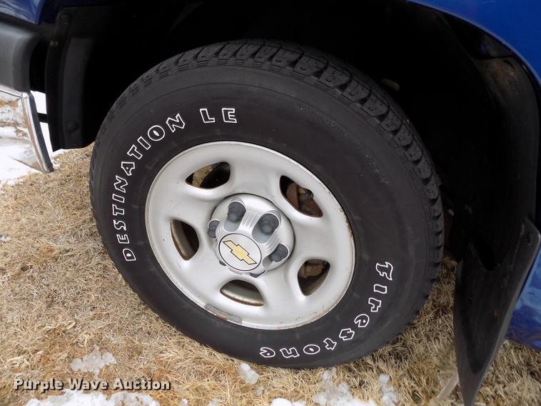 image for item DE0448 2004 Chevrolet Silverado 1500 pickup truck