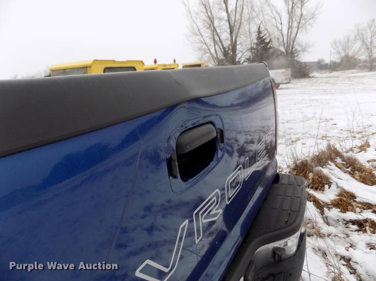 image for item DE0448 2004 Chevrolet Silverado 1500 pickup truck