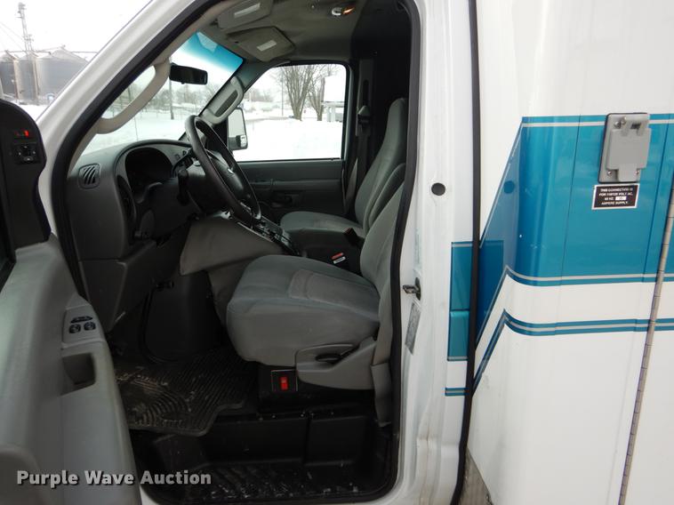 image for item DE5977 2006 Ford E450 Super Duty ambulance