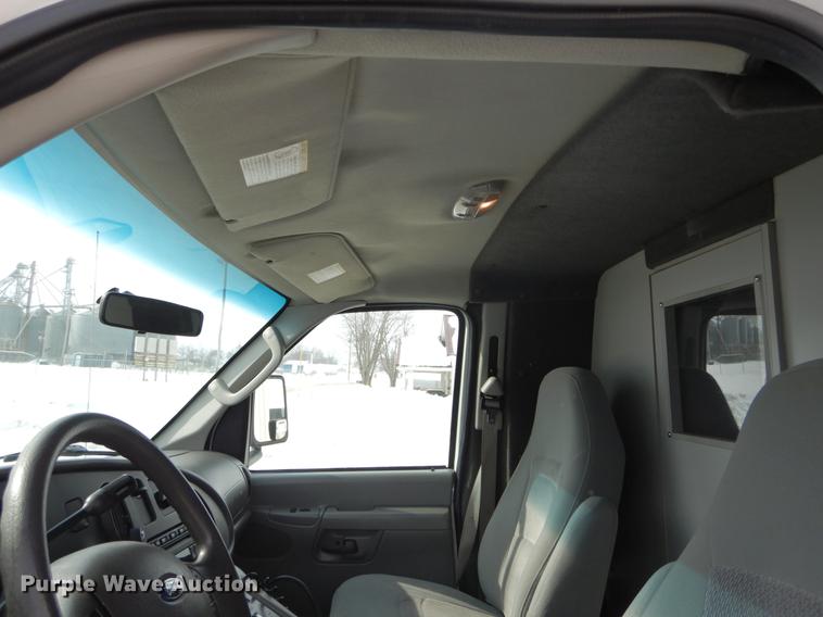 image for item DE5977 2006 Ford E450 Super Duty ambulance