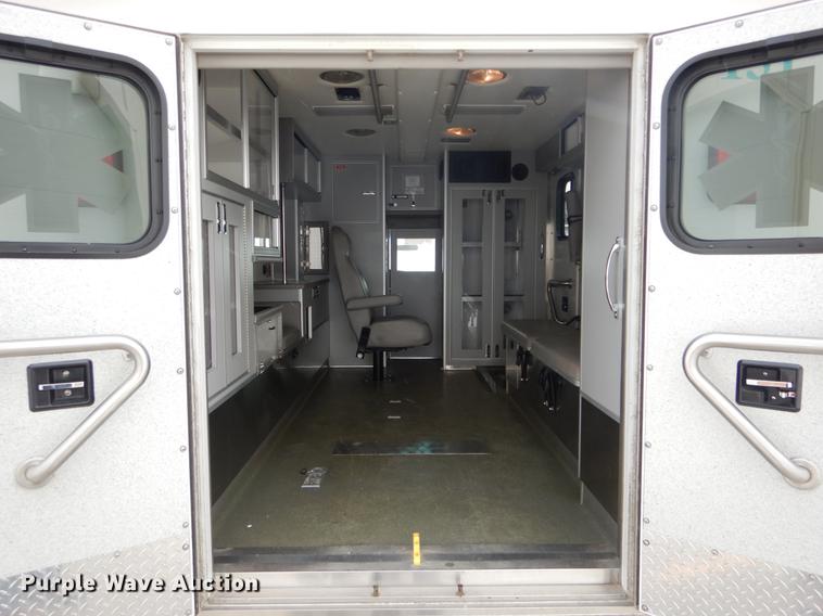 image for item DE5977 2006 Ford E450 Super Duty ambulance