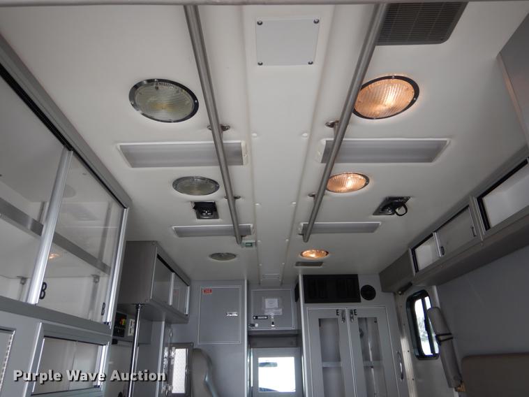 image for item DE5977 2006 Ford E450 Super Duty ambulance