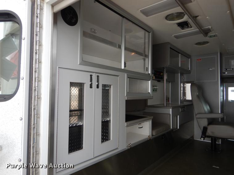image for item DE5977 2006 Ford E450 Super Duty ambulance