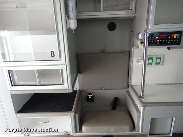 image for item DE5977 2006 Ford E450 Super Duty ambulance