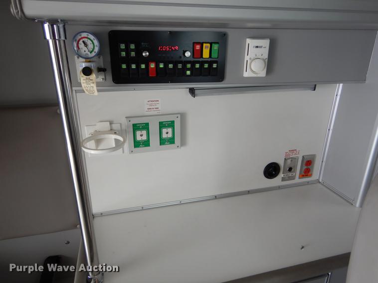 image for item DE5977 2006 Ford E450 Super Duty ambulance