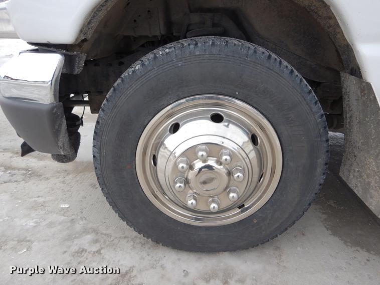 image for item DE5977 2006 Ford E450 Super Duty ambulance