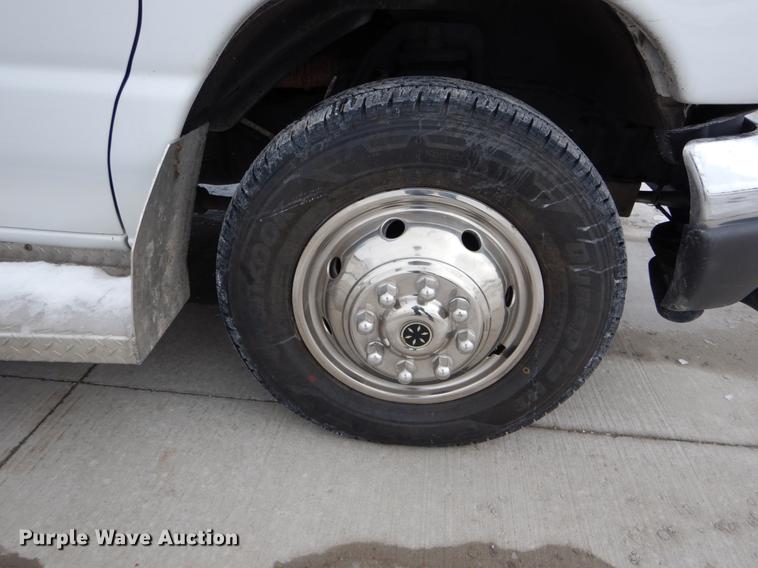 image for item DE5977 2006 Ford E450 Super Duty ambulance