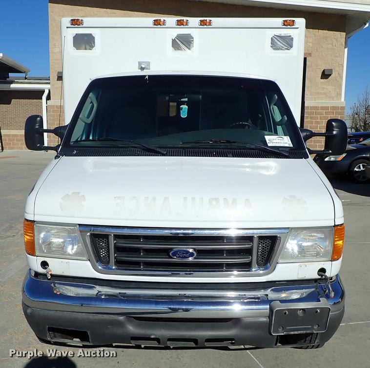 image for item DF8706 2007 Ford E450 ambulance
