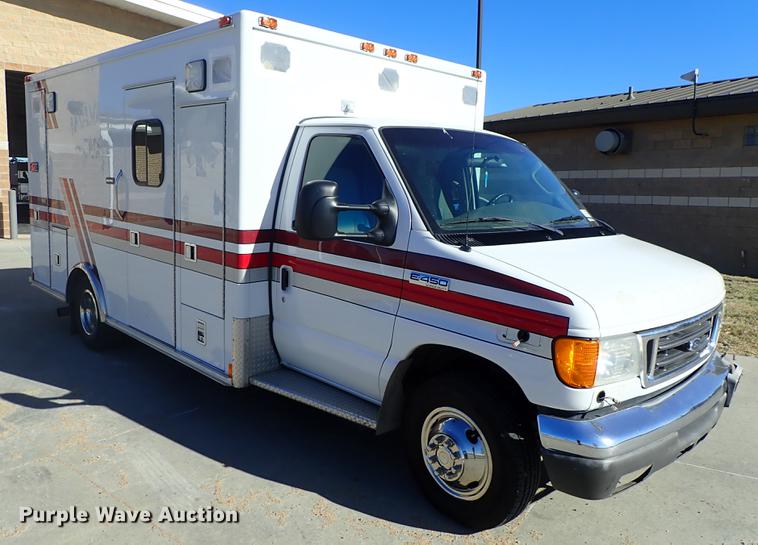 image for item DF8706 2007 Ford E450 ambulance