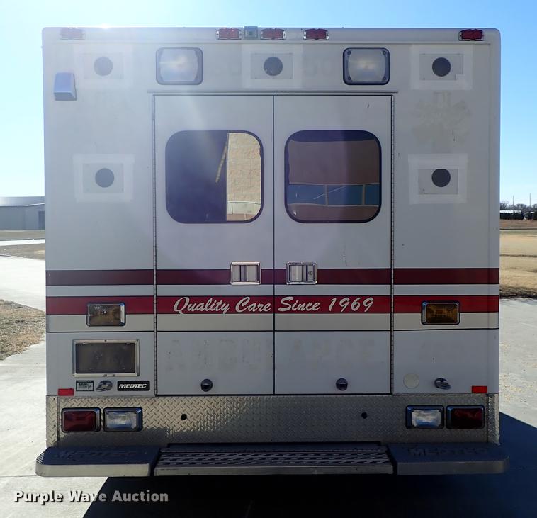 image for item DF8706 2007 Ford E450 ambulance