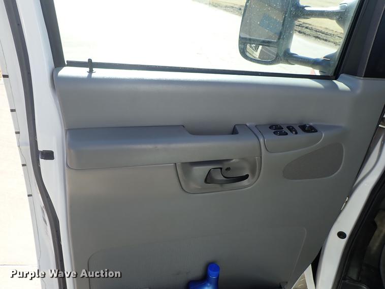 image for item DF8706 2007 Ford E450 ambulance