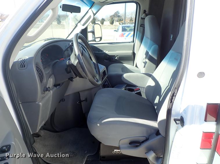 image for item DF8706 2007 Ford E450 ambulance
