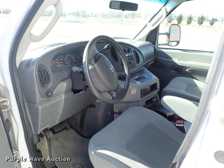 image for item DF8706 2007 Ford E450 ambulance