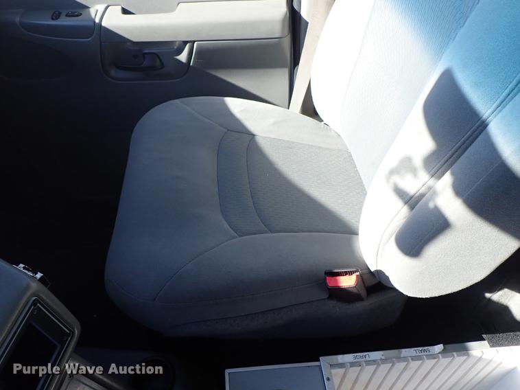 image for item DF8706 2007 Ford E450 ambulance