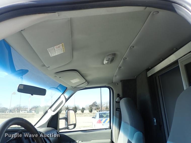 image for item DF8706 2007 Ford E450 ambulance