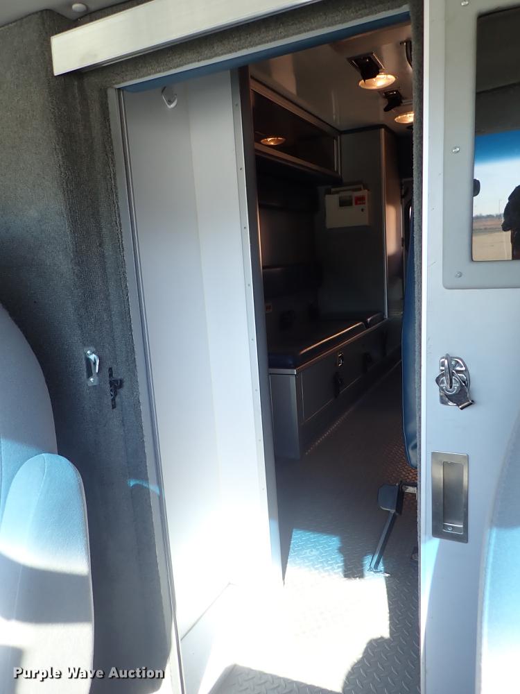 image for item DF8706 2007 Ford E450 ambulance