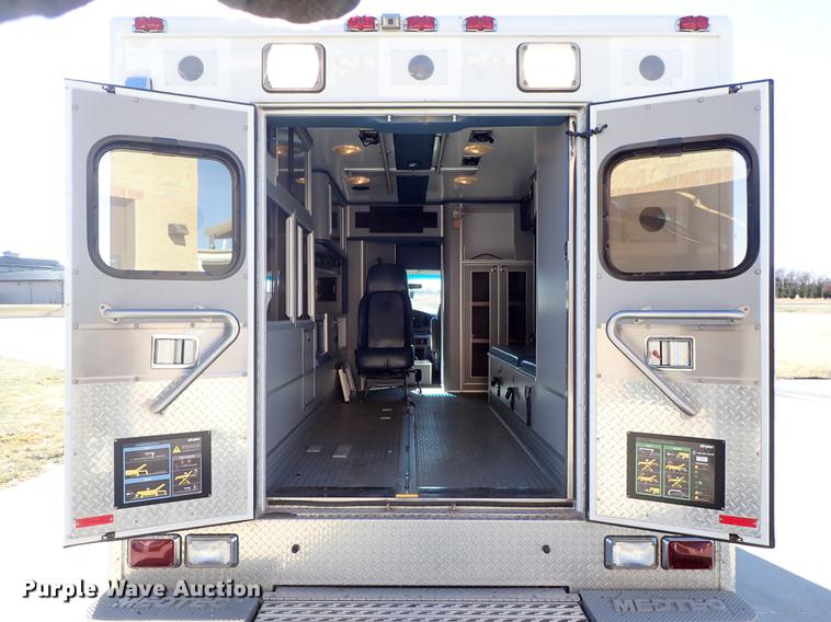 image for item DF8706 2007 Ford E450 ambulance