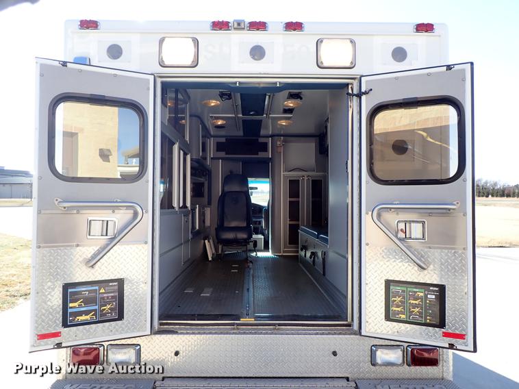 image for item DF8706 2007 Ford E450 ambulance