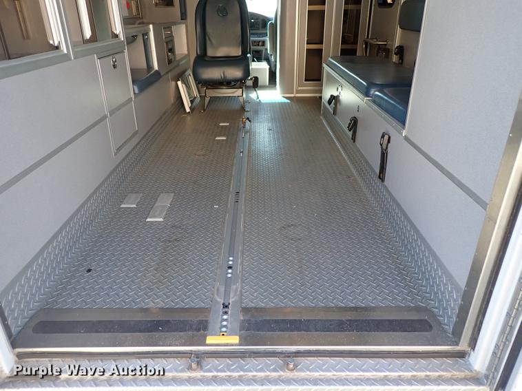 image for item DF8706 2007 Ford E450 ambulance